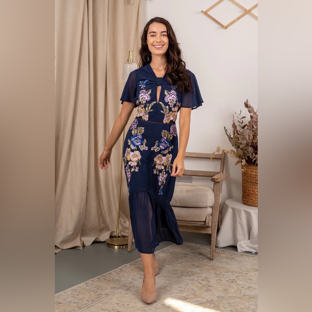 HOPE & IVY The Jesabelle Floral Embroidered Midi Dress